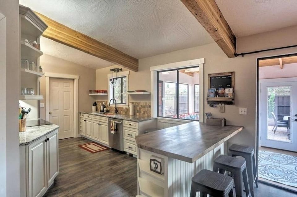 Coffee/tea facilities, Kitchen or kitchenette, Dining area, dishwasher, minibar, pet friendly, stove