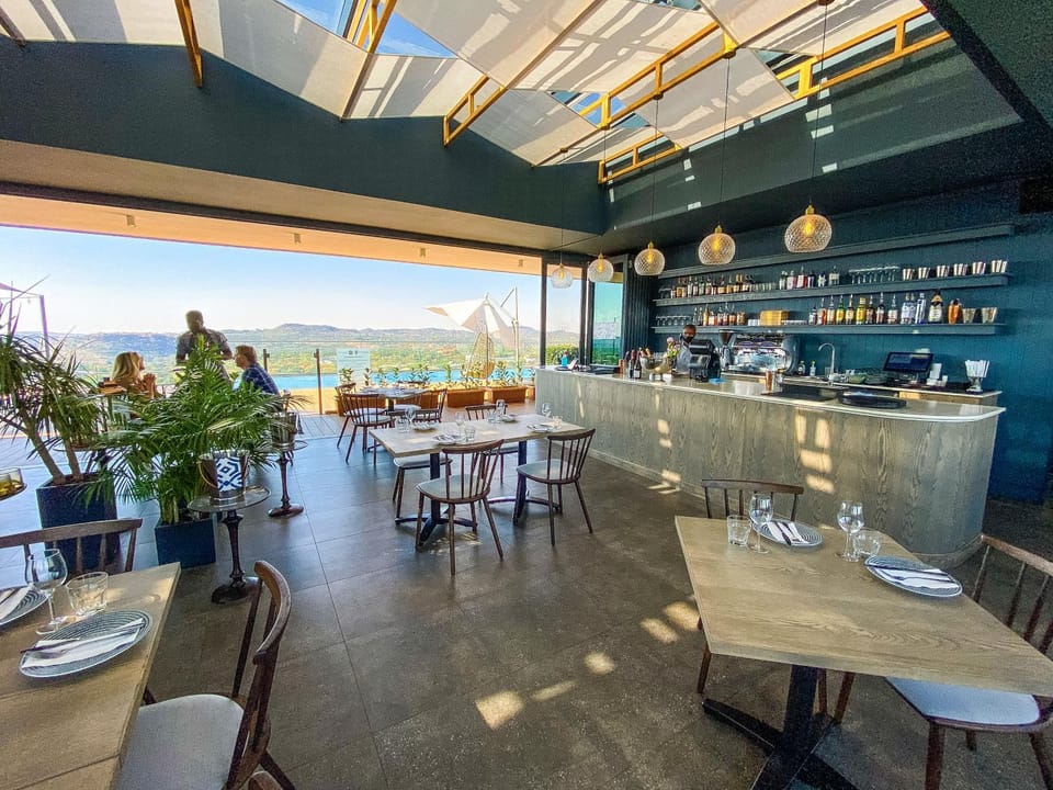 Restaurant/places to eat, Lounge or bar