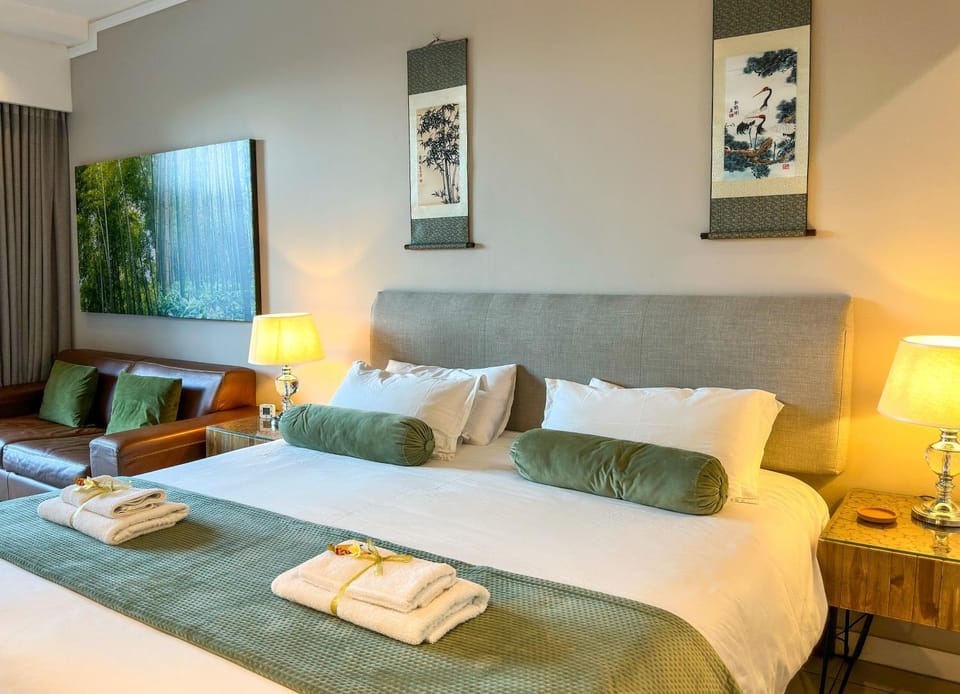 Bed, Seating area
