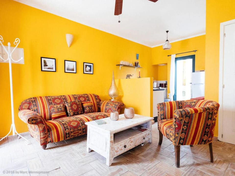 Living room, Seating area, kitchen
