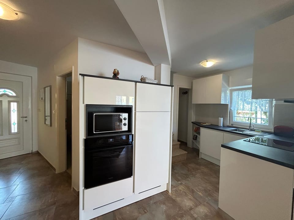 Kitchen or kitchenette, dishwasher, oven, toaster