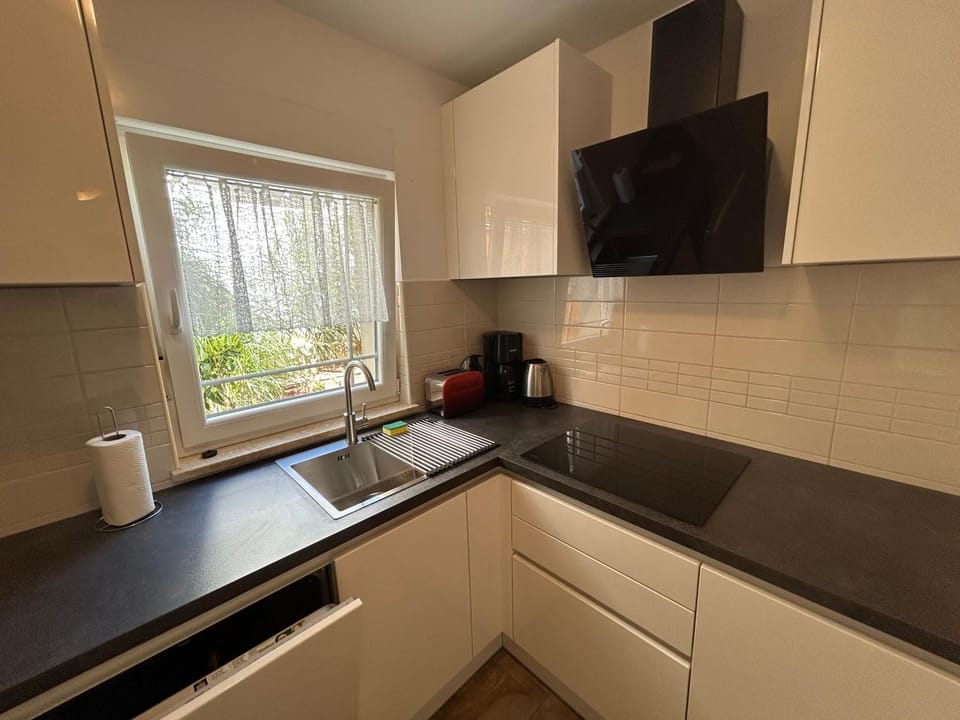 Coffee/tea facilities, Kitchen or kitchenette, dishwasher, stove, toaster