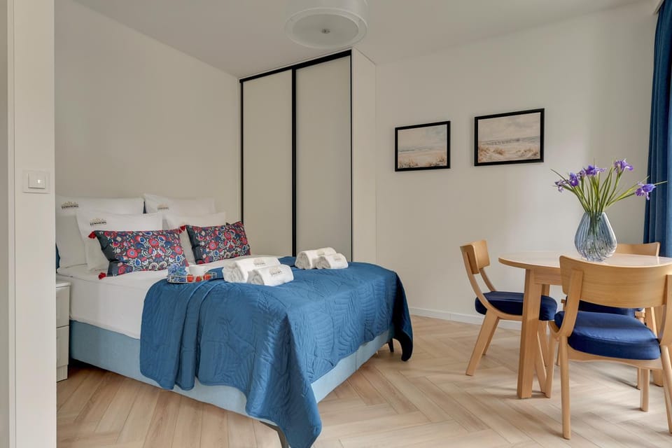 Bed, Living room, Photo of the whole room, Seating area, Bedroom, towels