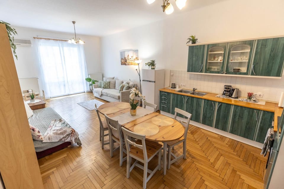 Kitchen or kitchenette, Living room, Seating area, Dining area