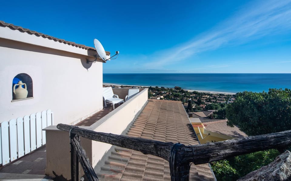 Facade/entrance, Sea view