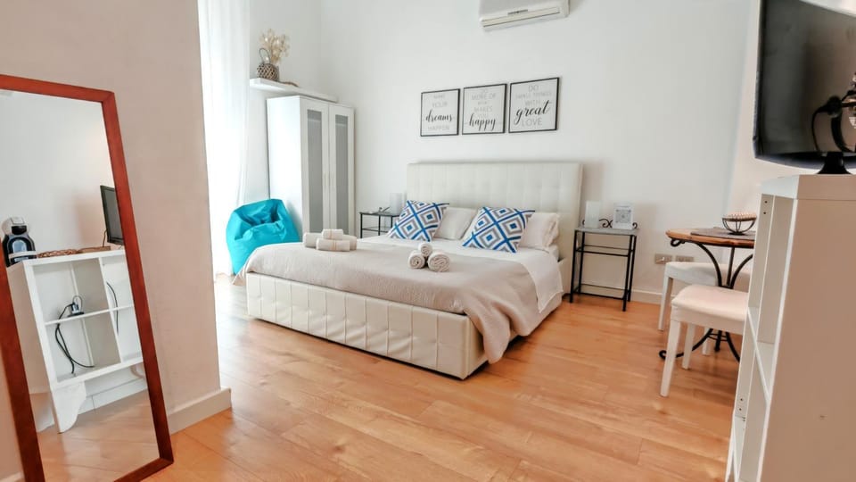 Bed, TV and multimedia, Photo of the whole room, Bedroom