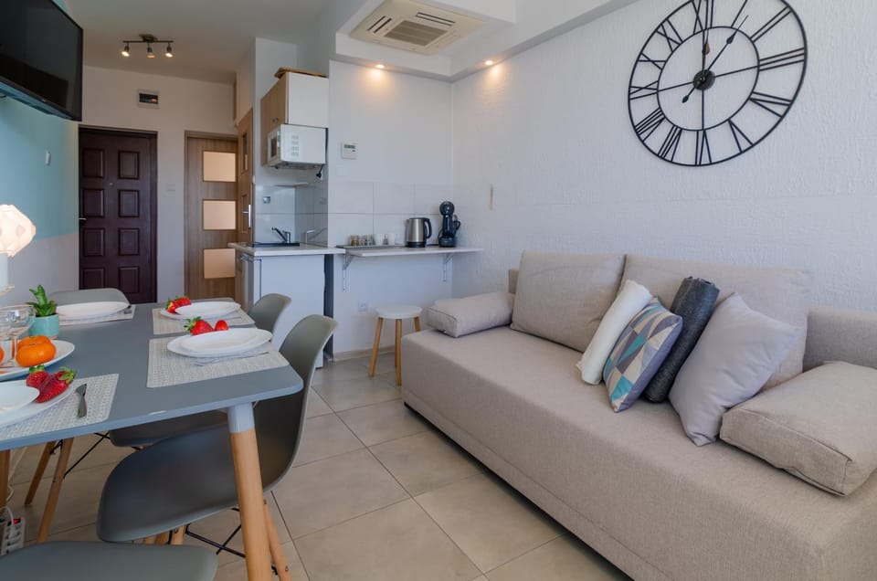Kitchen or kitchenette, Living room
