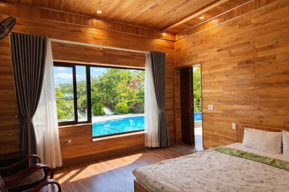 Photo of the whole room, Swimming pool