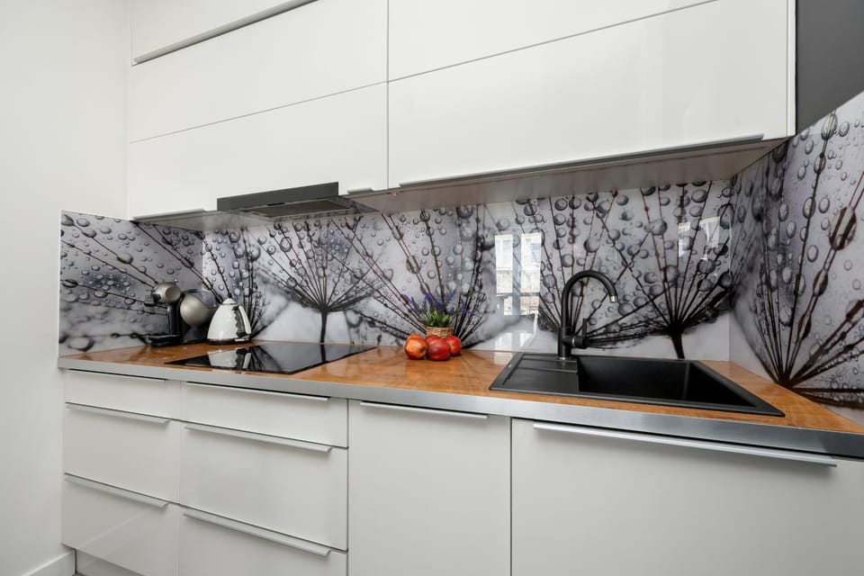 Coffee/tea facilities, Kitchen or kitchenette, stove