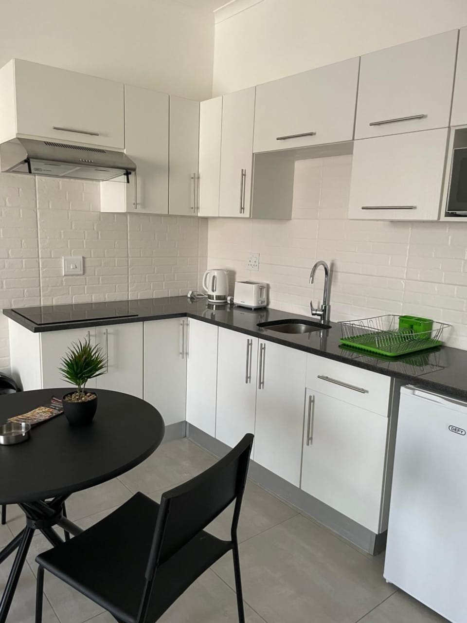 Kitchen or kitchenette, minibar, stove