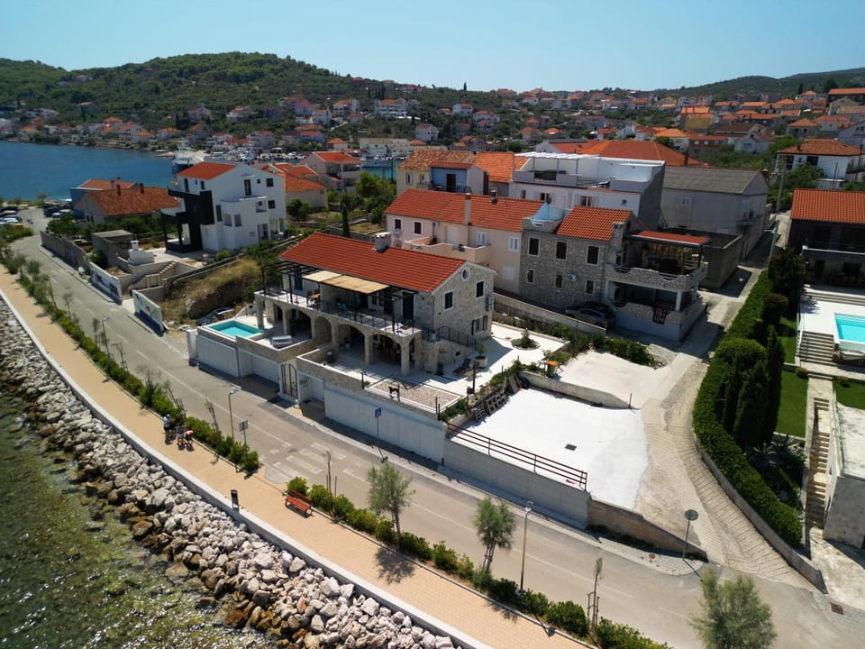 Property building, Day, Neighbourhood, Natural landscape, Bird's eye view, Sea view, Street view, Location, Parking