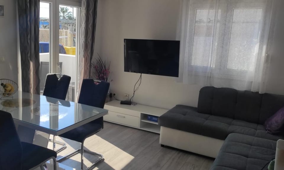 Communal lounge/ TV room, Living room, Seating area
