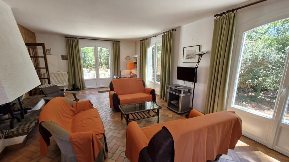 TV and multimedia, Living room, Seating area, Dining area