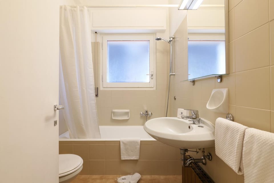 Contempora - Elvezia Park - 1bed, 1bath with balcony - E15 Apartment in Milan