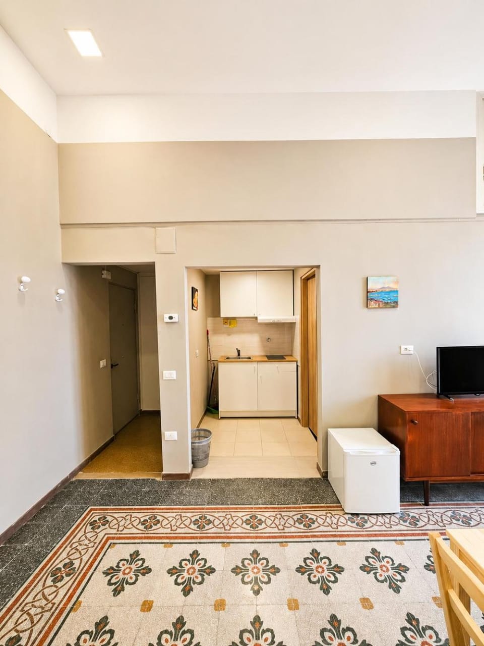 Bed, TV and multimedia, Seating area, wardrobe