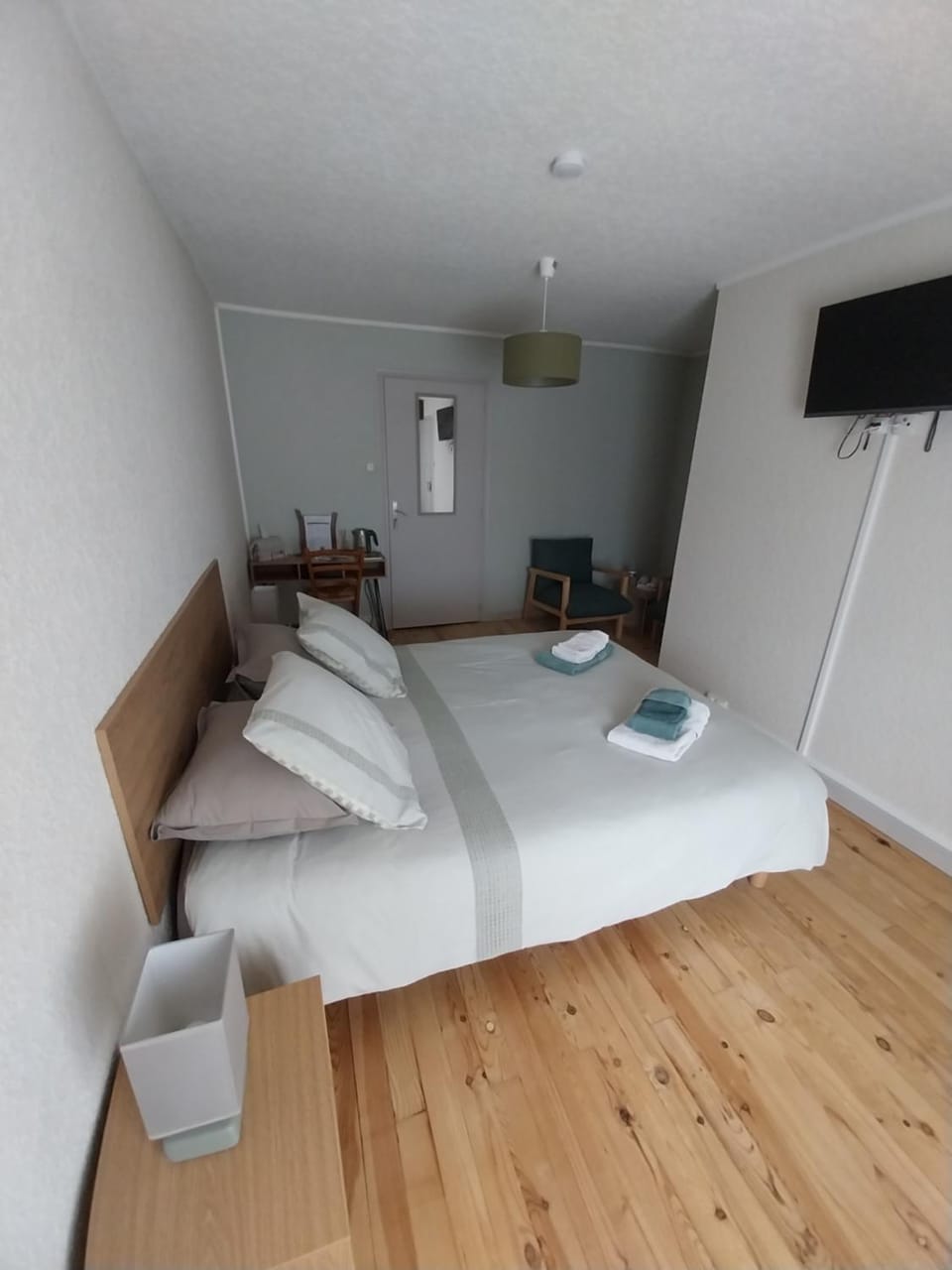 Bed, Photo of the whole room, Seating area, Bedroom