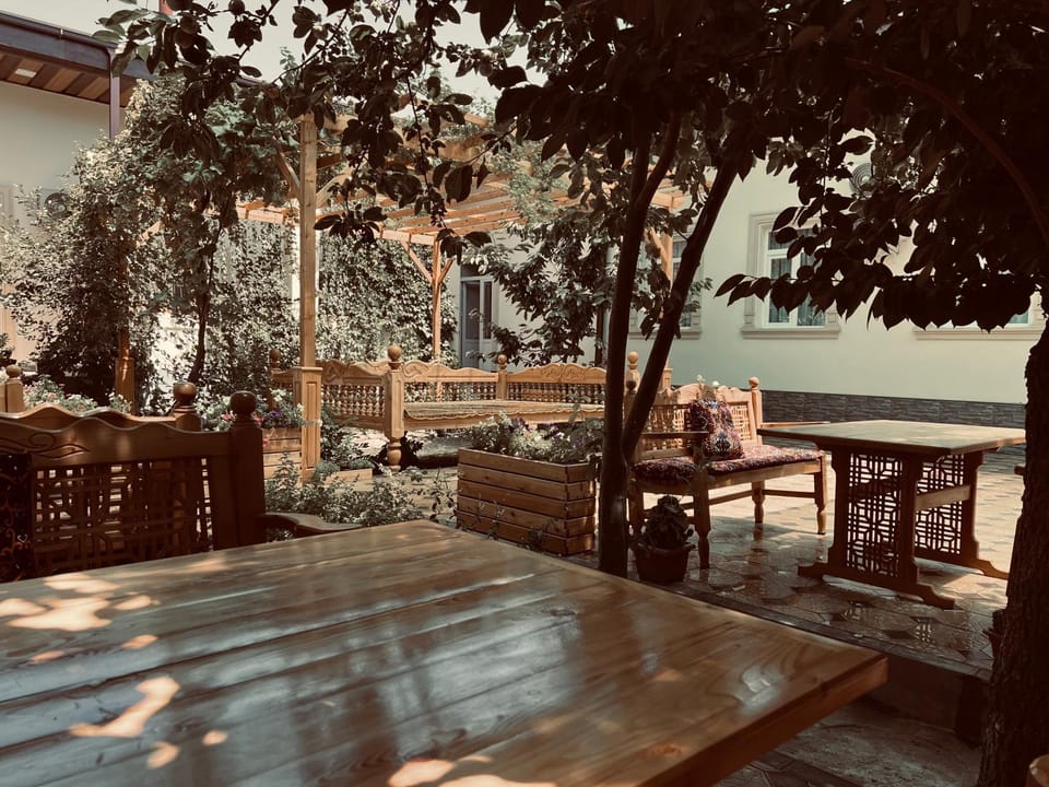 Day, Seating area