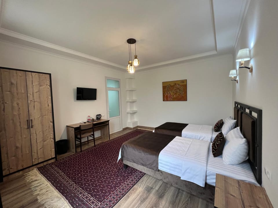 Bed, TV and multimedia, Photo of the whole room, Bedroom