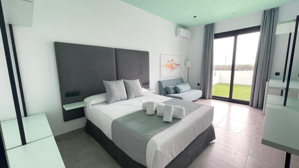 Photo of the whole room, Bedroom