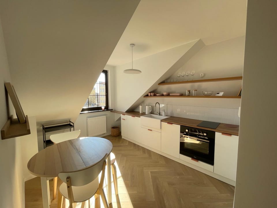Kitchen or kitchenette, Dining area
