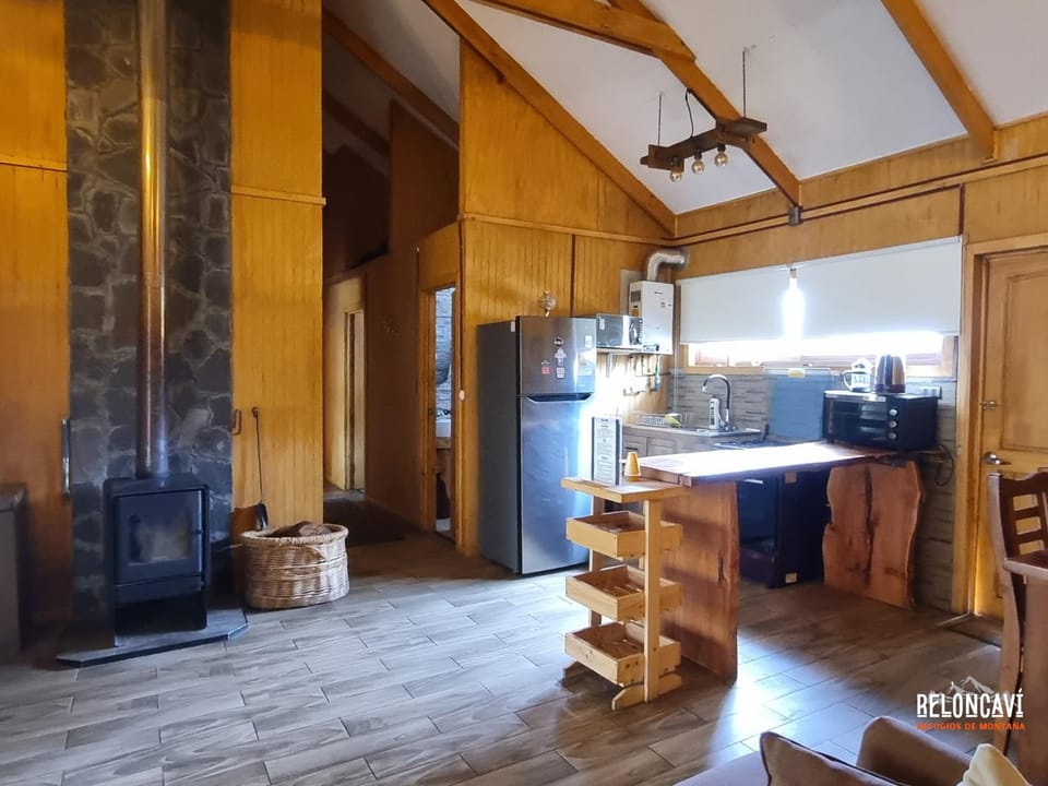 TV and multimedia, Seating area, Dining area, fireplace, kitchen