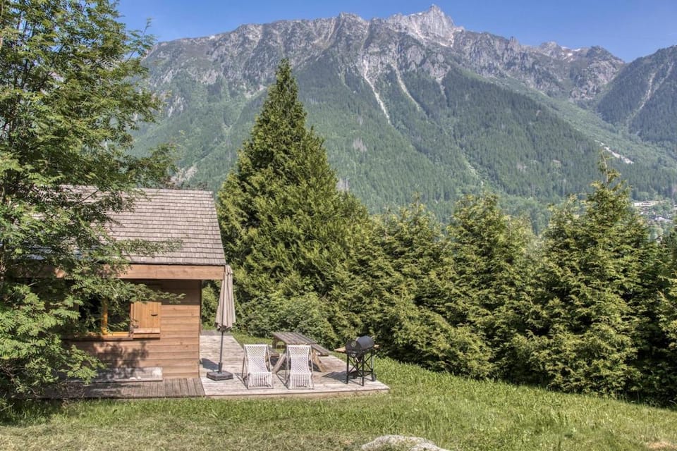 Property building, Nearby landmark, Natural landscape, Garden, Garden view, Mountain view