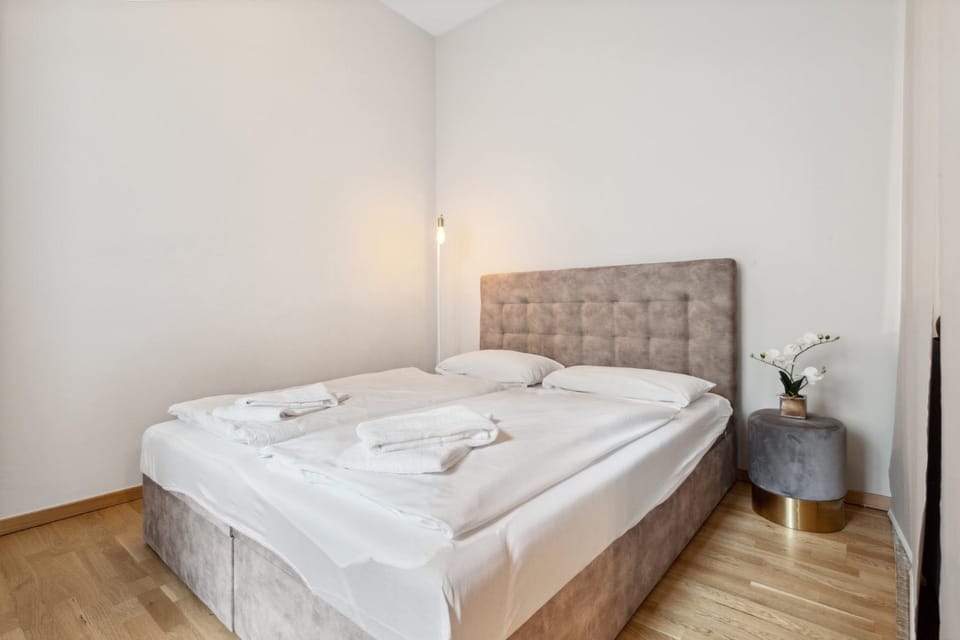 Bed, Decorative detail, Bedroom, towels