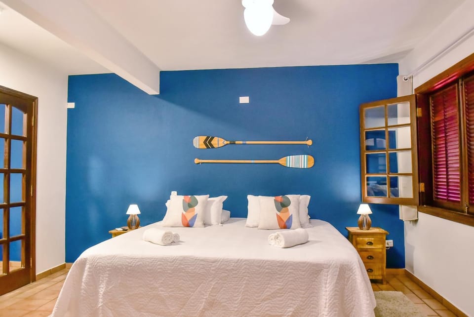 Photo of the whole room, Bedroom, towels