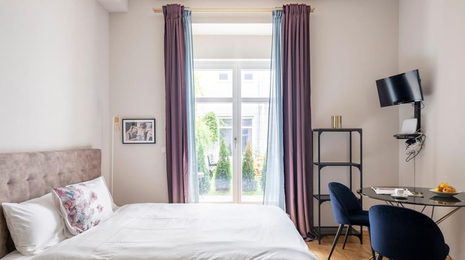Bed, TV and multimedia, Photo of the whole room, Decorative detail, Seating area, Bedroom