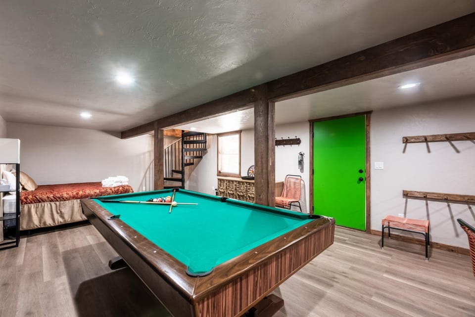 Billiard, Game Room, Seating area, Bedroom, furniture