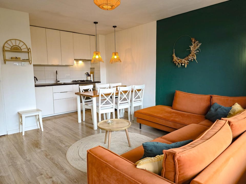 Kitchen or kitchenette, Seating area, Dining area