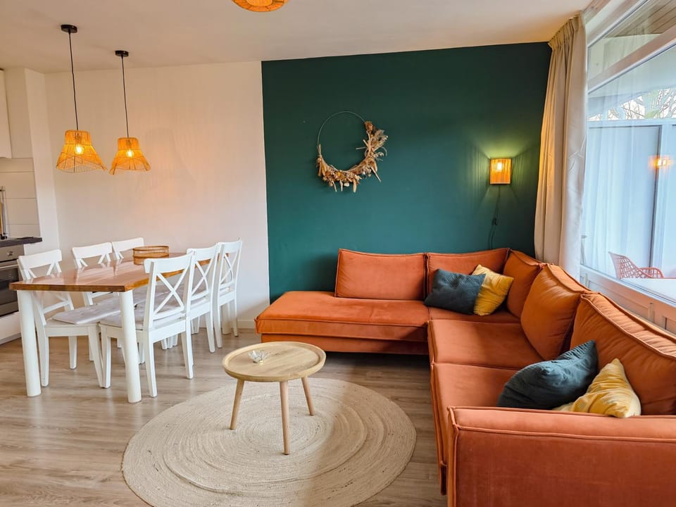 Seating area, Dining area