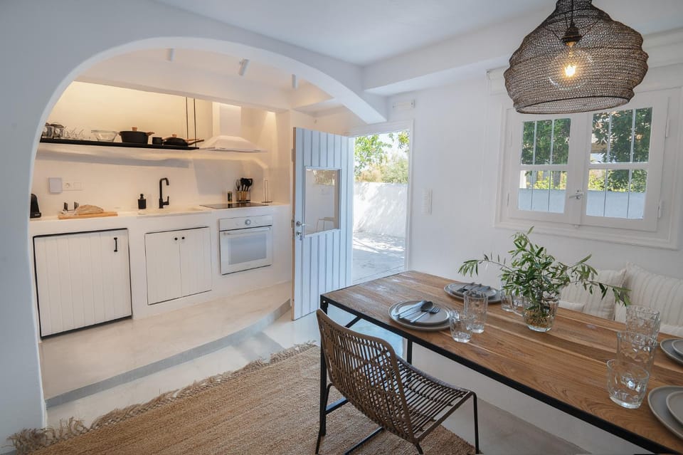 Dining area, pet friendly, stove