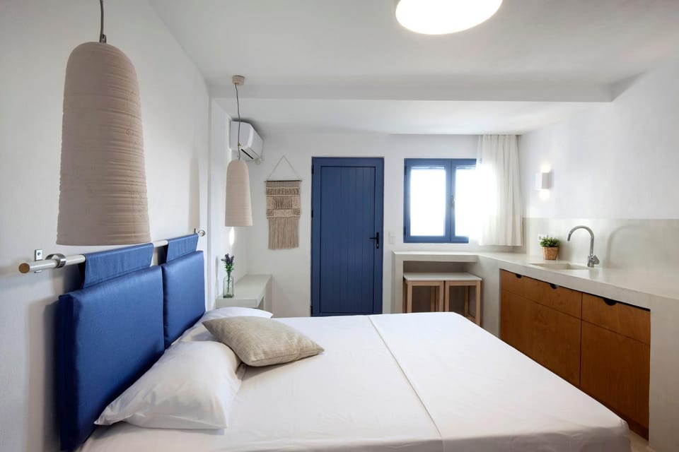 Bed, Kitchen or kitchenette, Photo of the whole room, Bedroom