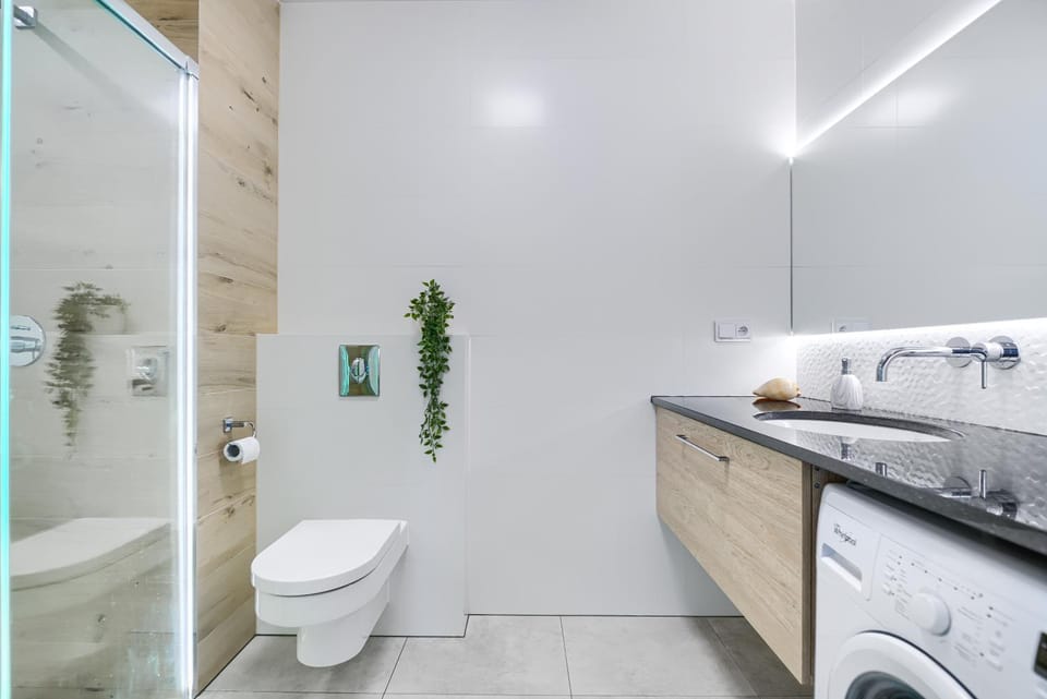 Shower, Toilet, Bathroom, towels, washing machine