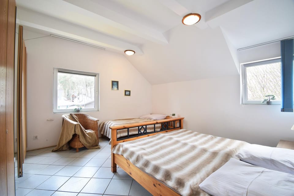 Bed, Other, Other, Other, Photo of the whole room, Seating area, Bedroom, towels