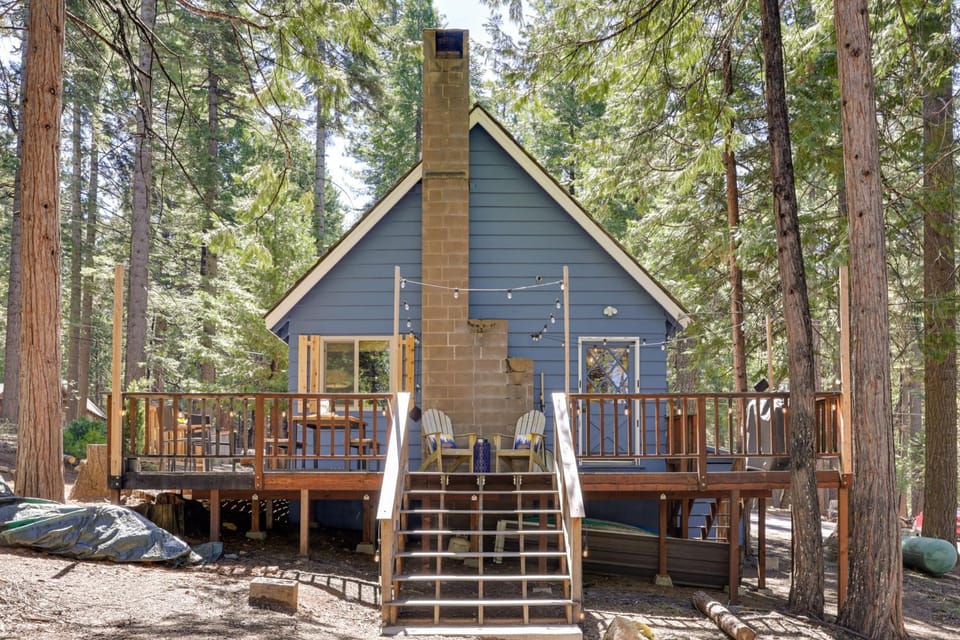 3 Mi to Big Trees State Park Cabin with Scenic Deck Cabin in Dorrington