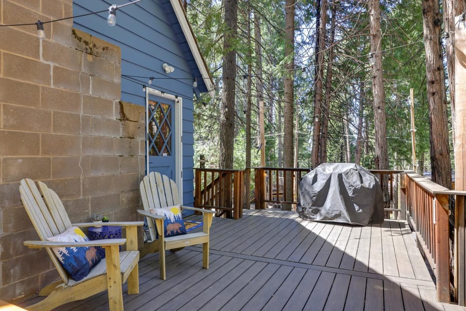 3 Mi to Big Trees State Park Cabin with Scenic Deck Cabin in Dorrington