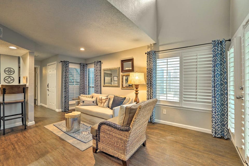 Cozy Arlington Condo about 18 Mi to Dtwn Dallas! Apartment in Arlington