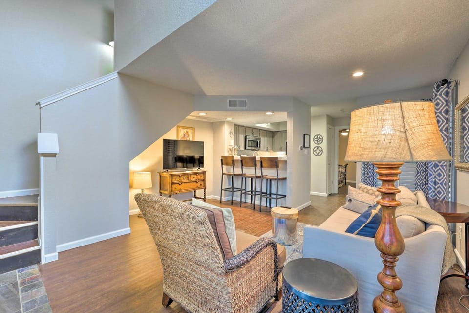 Cozy Arlington Condo about 18 Mi to Dtwn Dallas! Apartment in Arlington