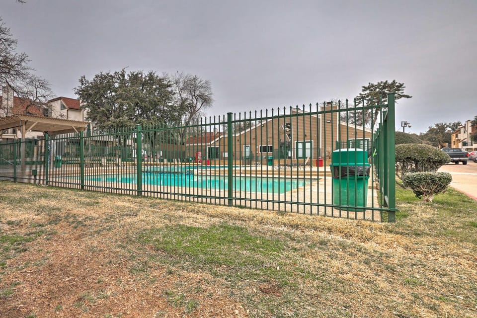 Cozy Arlington Condo about 18 Mi to Dtwn Dallas! Apartment in Arlington