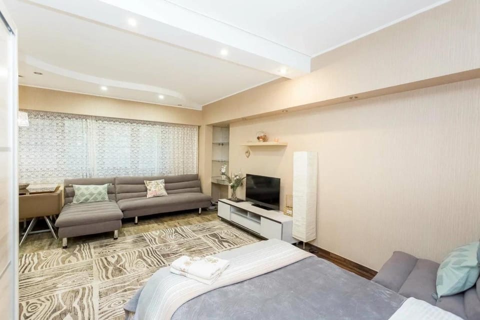 Bed, TV and multimedia, Seating area