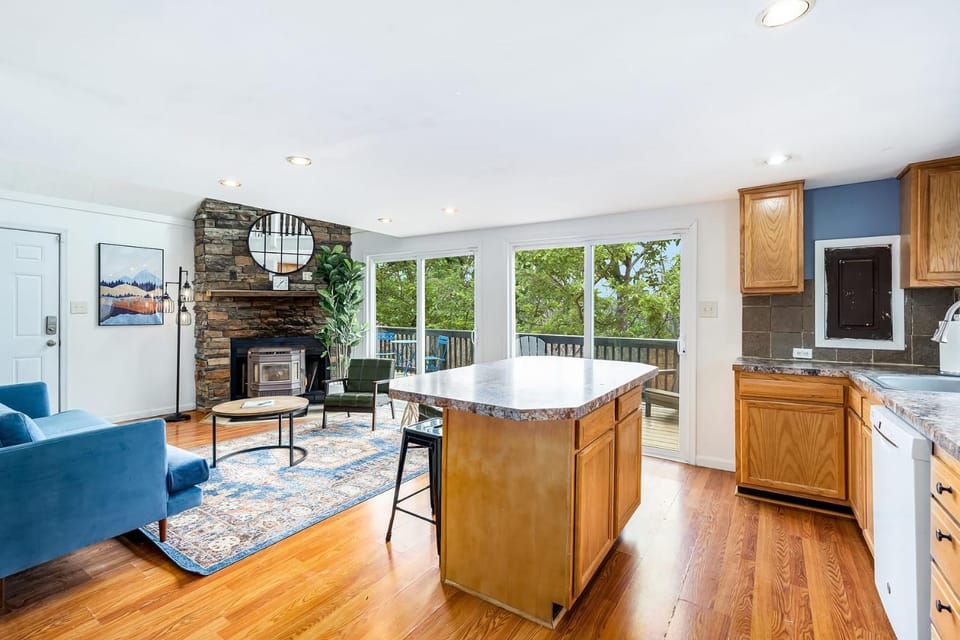 Kitchen or kitchenette, Seating area, Dining area