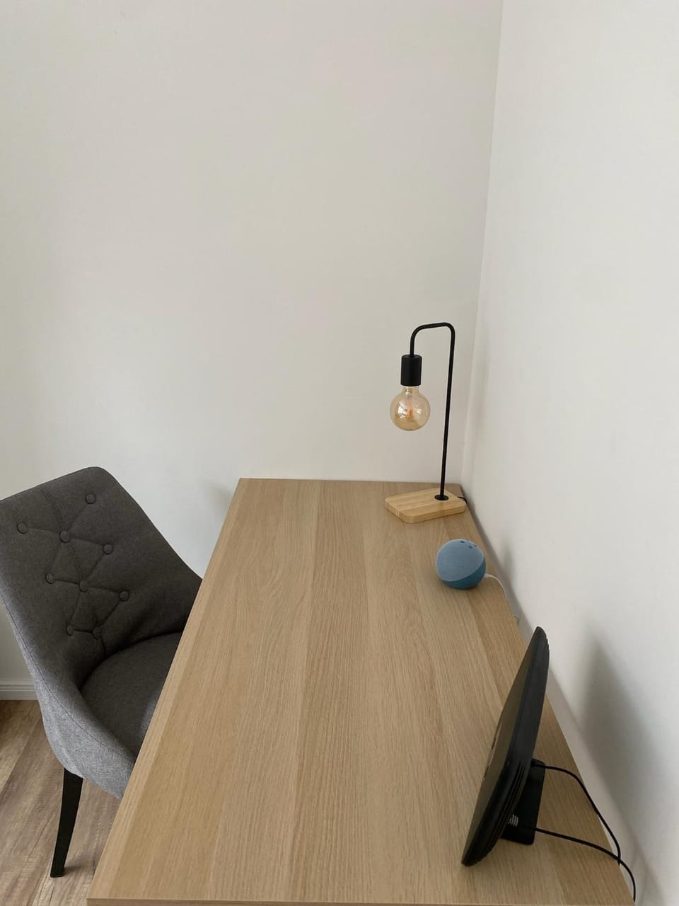 Photo of the whole room, Text overlay