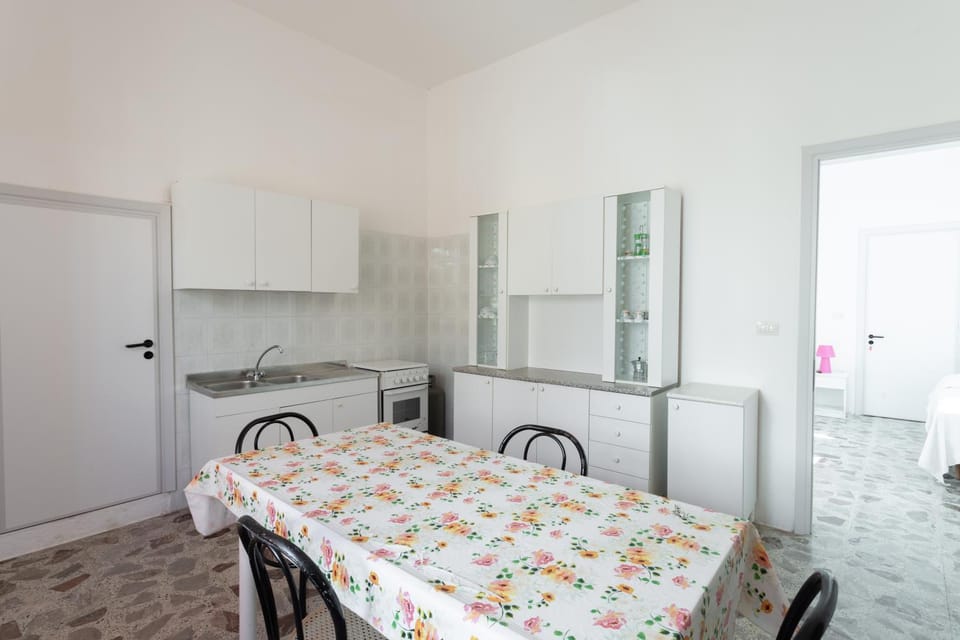 Kitchen or kitchenette, Dining area, pet friendly, stove