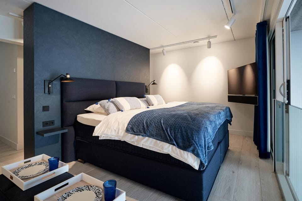 Bed, TV and multimedia, Bedroom