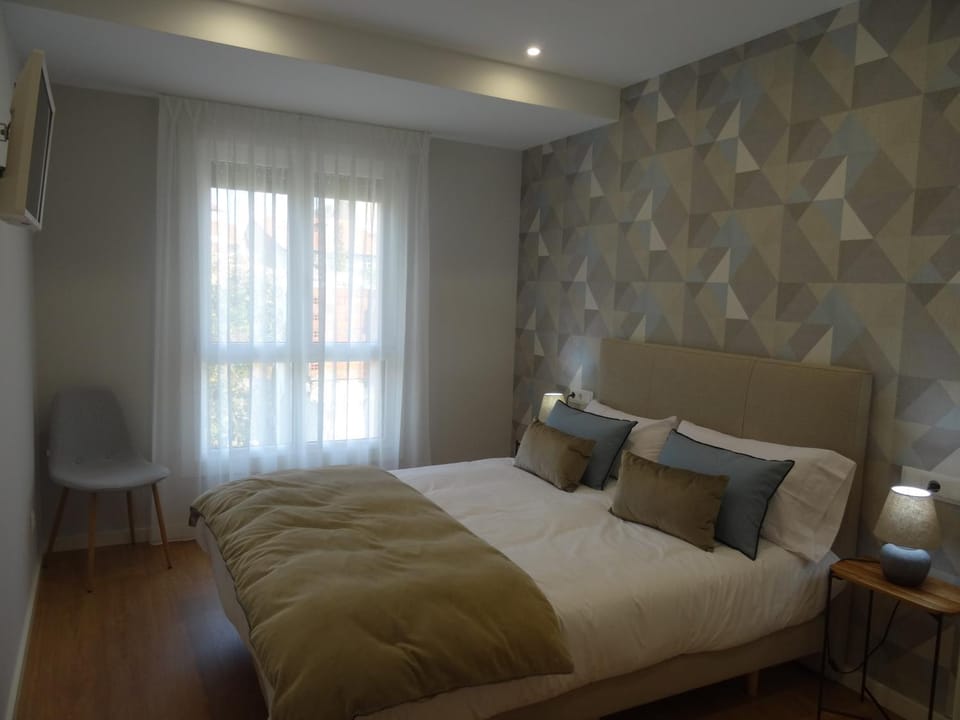 Bed, TV and multimedia, Photo of the whole room, Bedroom