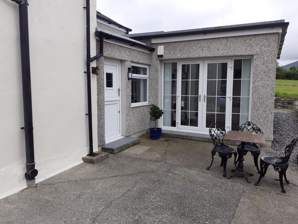 Property building, Patio, Balcony/Terrace