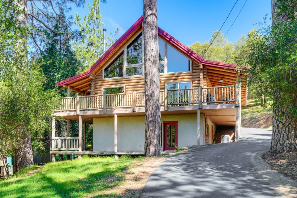 Walk to Pine Mountain Lake Spacious Family Cabin Cabin in Groveland