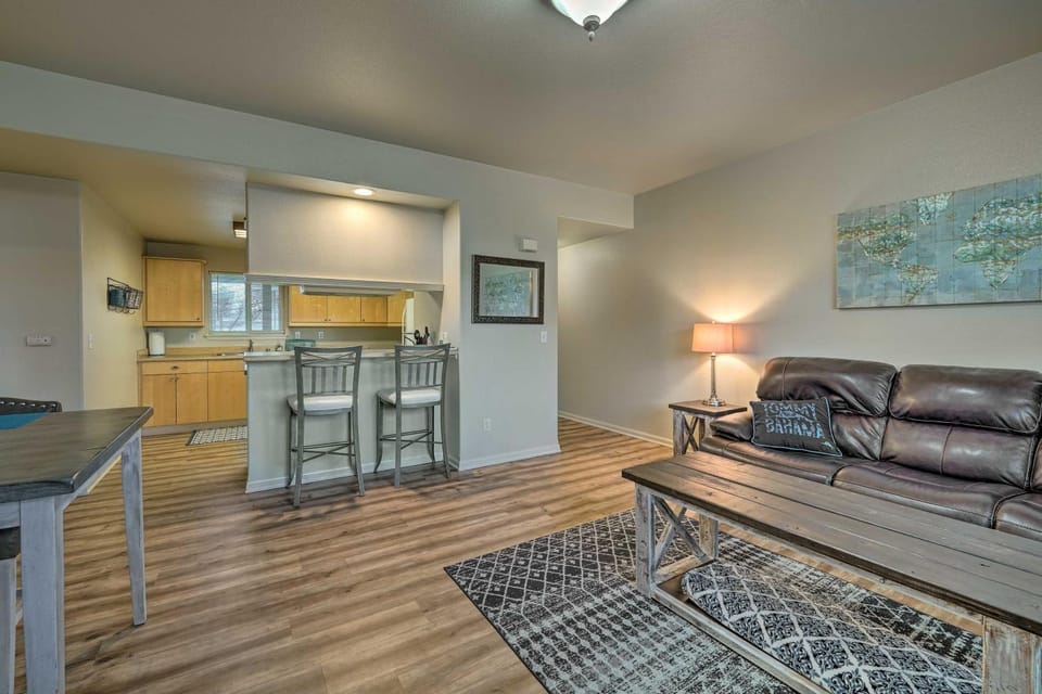 Central Apt Private Fireplace and Patio Access Apartment in Anacortes